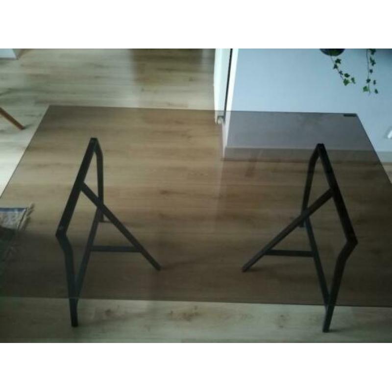 Glazen eettafel met antraciet metalen onderstel