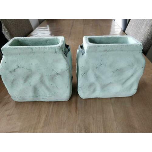 2 mooie mintgroene plantenbakken