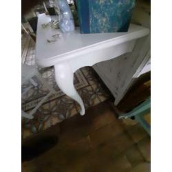 sidetable, schelpenwit met Queen Ann poten