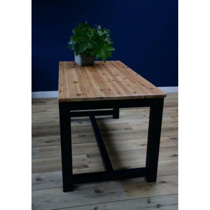 Gave industriele eettafel en stoelen