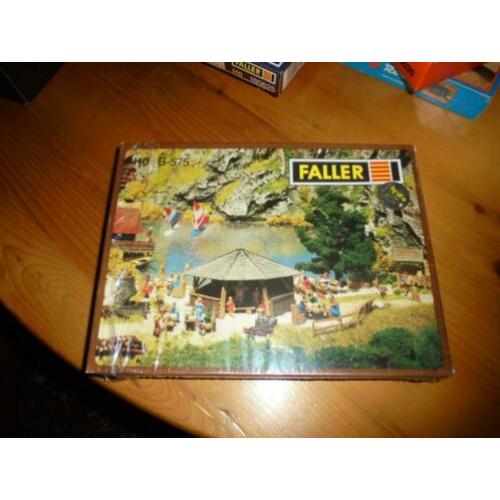 Faller buiten hut met banken /barbecue