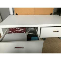 TV meubel / lage kast met lades op wielen