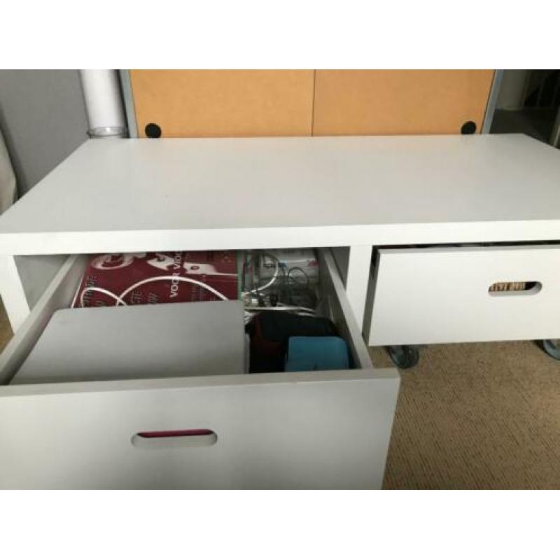 TV meubel / lage kast met lades op wielen