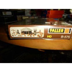 Faller buiten hut met banken /barbecue