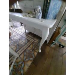 sidetable, schelpenwit met Queen Ann poten