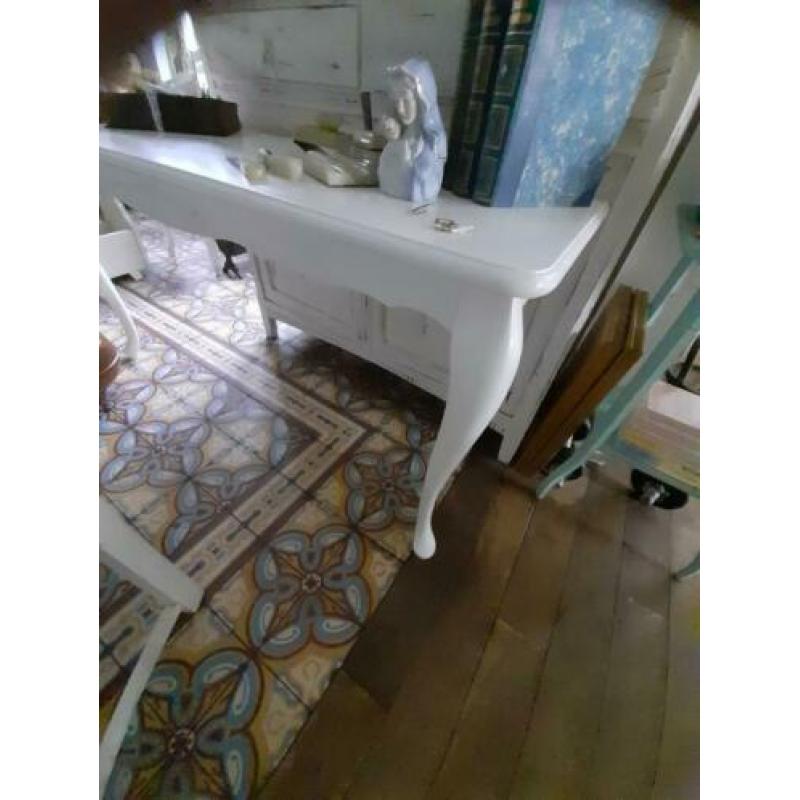 sidetable, schelpenwit met Queen Ann poten