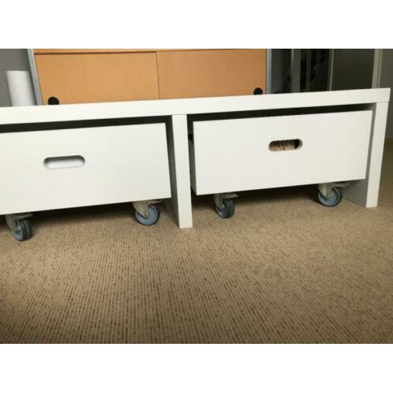 TV meubel / lage kast met lades op wielen