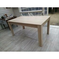Mooie stevige houten eettafel
