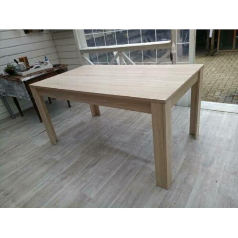 Mooie stevige houten eettafel