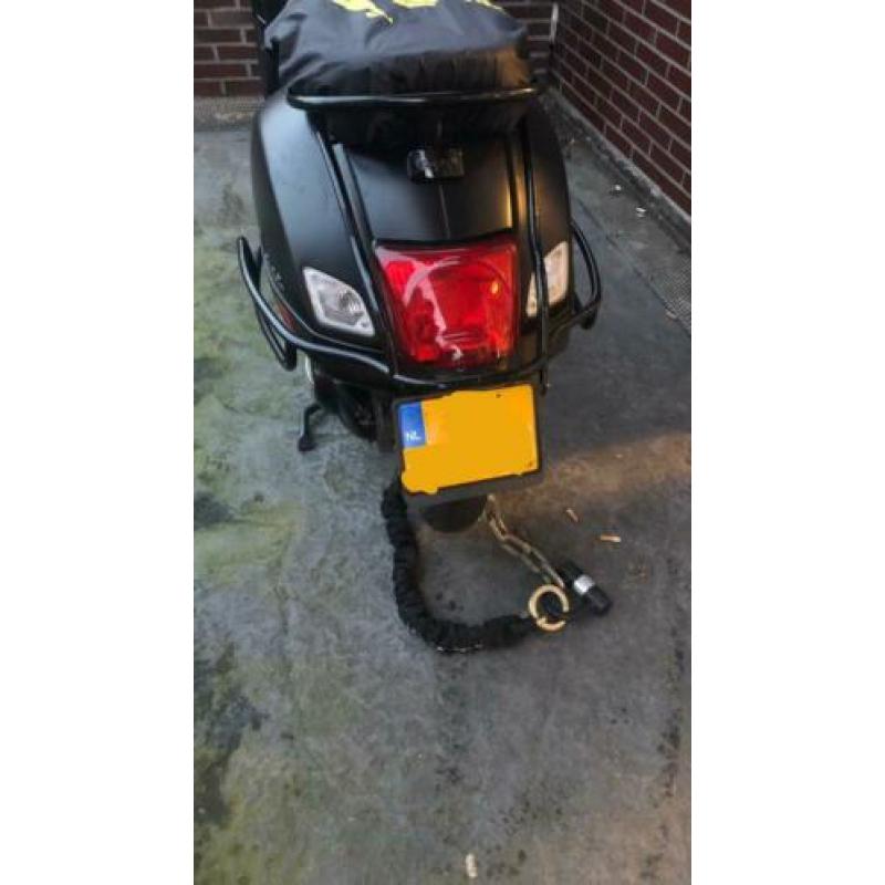 Vespa GTS valbeugels achter lakzwart