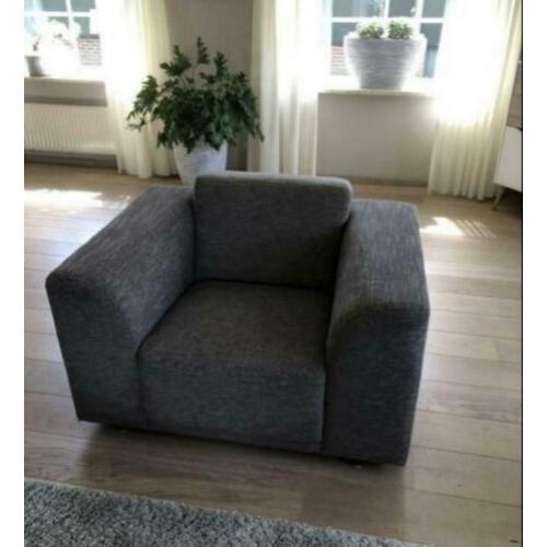 Mooie grote taupekleurige stoel te koop. MOET WEG!!!!
