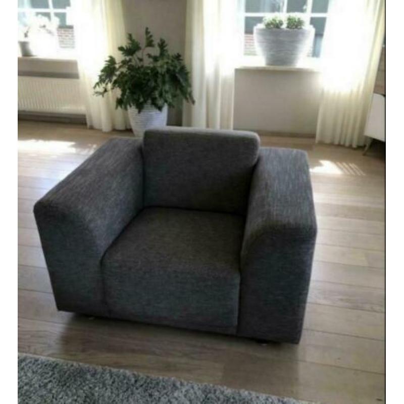 Mooie grote taupekleurige stoel te koop. MOET WEG!!!!