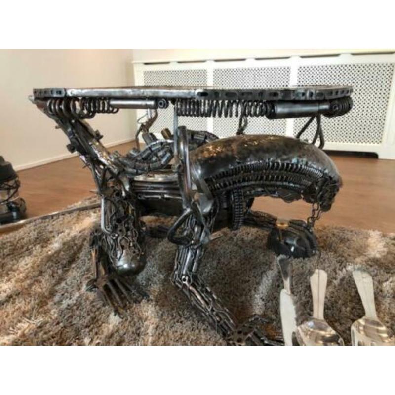 alien tafel met krukken