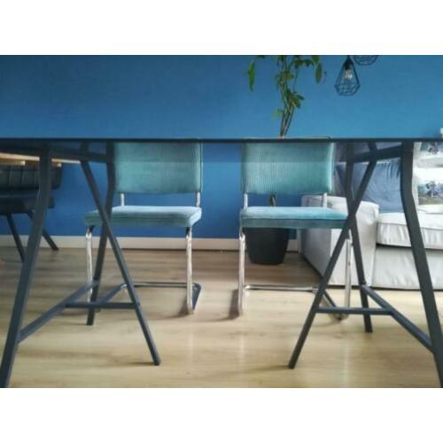 Glazen eettafel met antraciet metalen onderstel