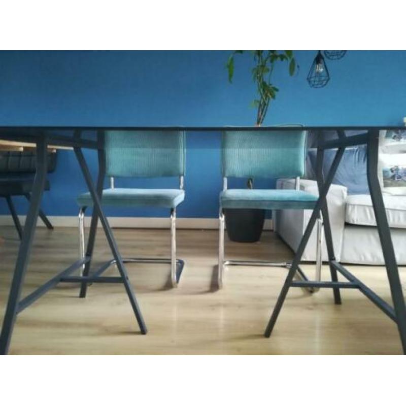 Glazen eettafel met antraciet metalen onderstel