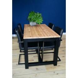 Gave industriele eettafel en stoelen