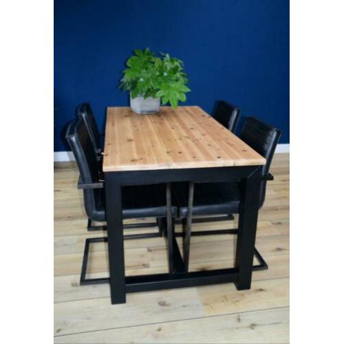 Gave industriele eettafel en stoelen