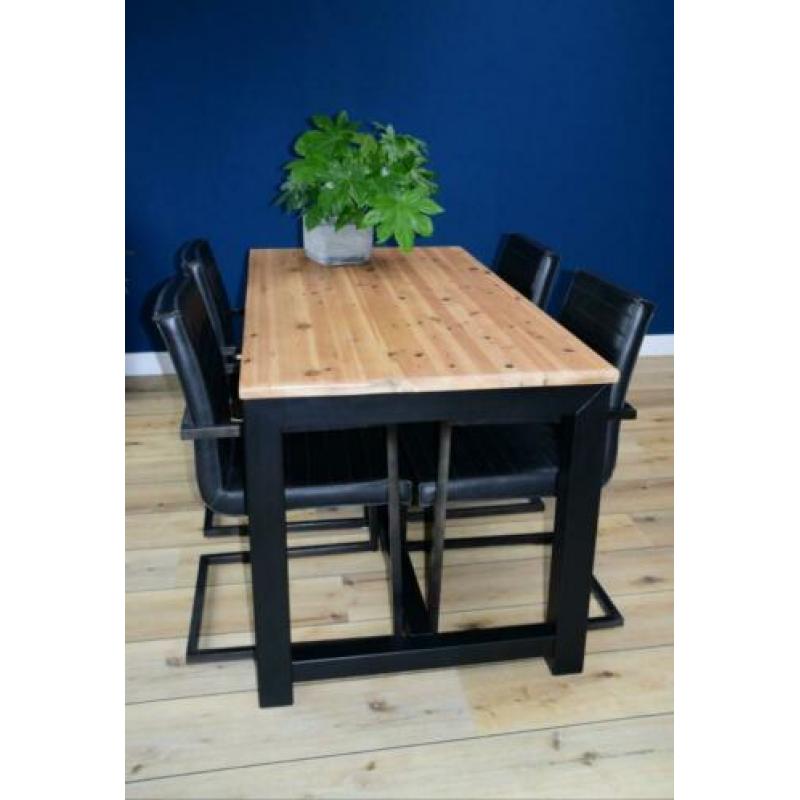Gave industriele eettafel en stoelen