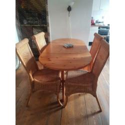 Eettafel (uitklapbaar) met 4 rieten stoelen
