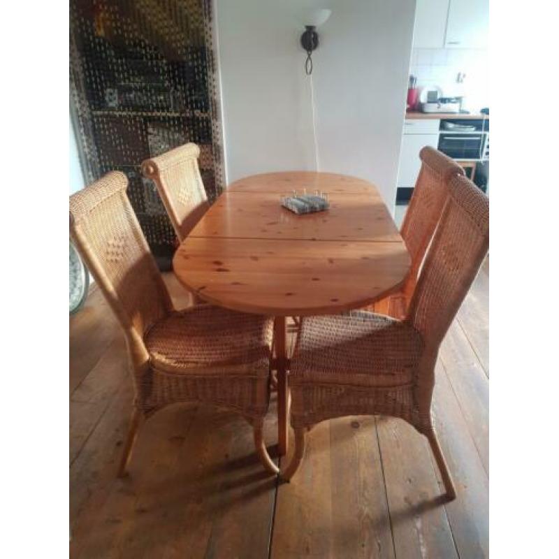 Eettafel (uitklapbaar) met 4 rieten stoelen