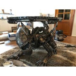 alien tafel met krukken