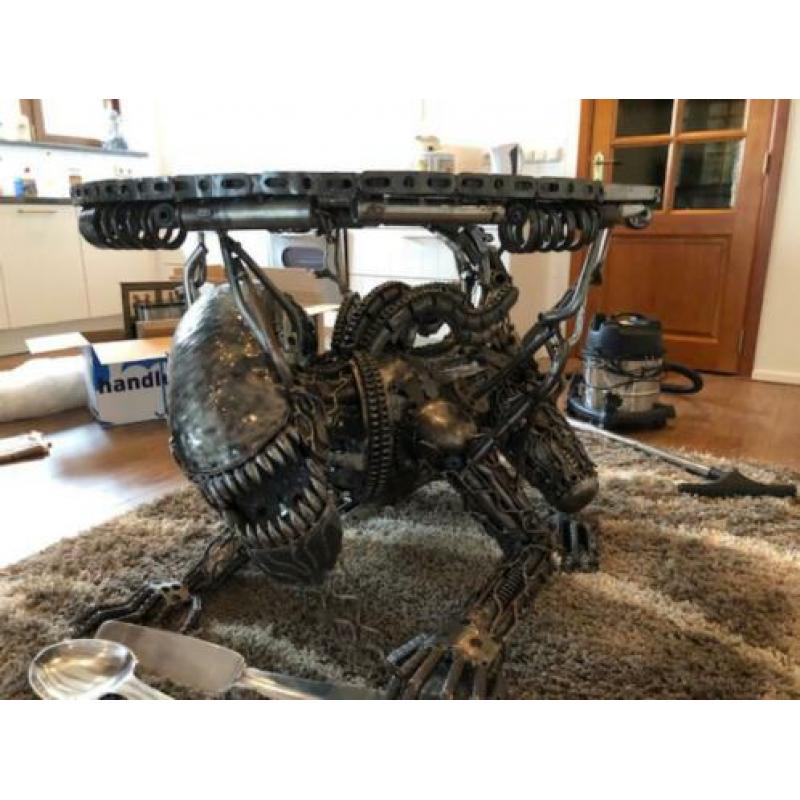alien tafel met krukken