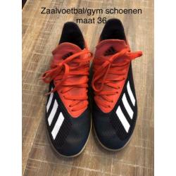 Zaalvoetbalschoenen maat 36, scheenbeschermers en sokken