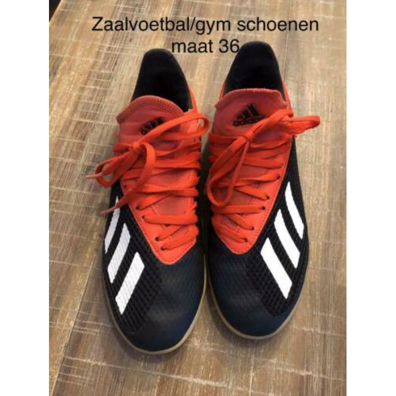 Zaalvoetbalschoenen maat 36, scheenbeschermers en sokken