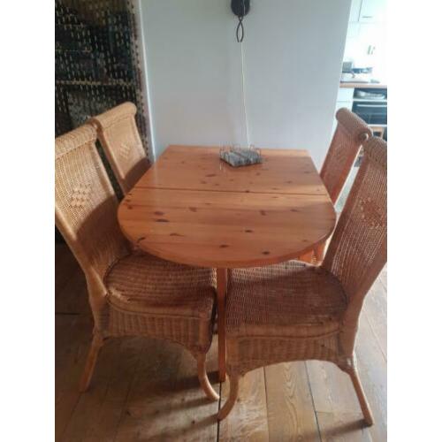 Eettafel (uitklapbaar) met 4 rieten stoelen