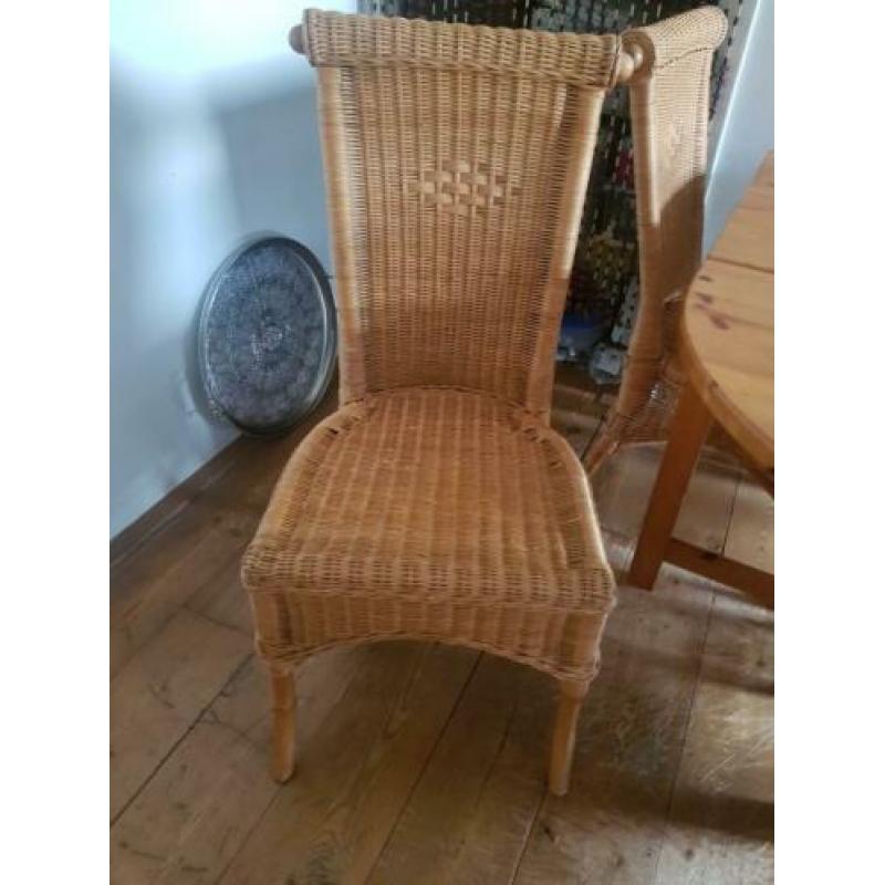 Eettafel (uitklapbaar) met 4 rieten stoelen