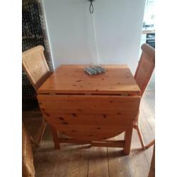 Eettafel (uitklapbaar) met 4 rieten stoelen