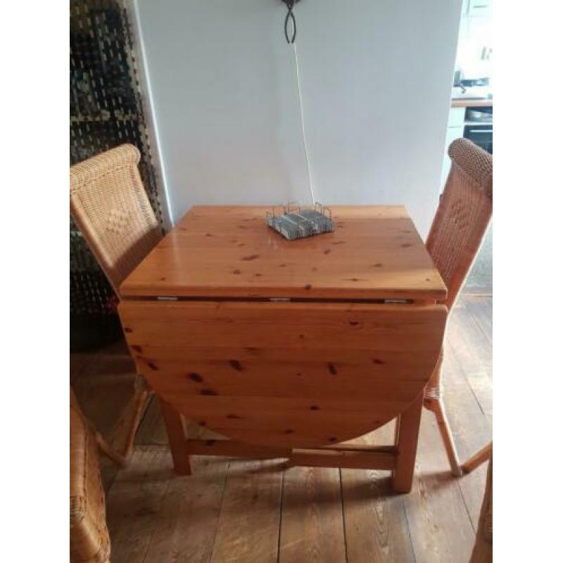 Eettafel (uitklapbaar) met 4 rieten stoelen