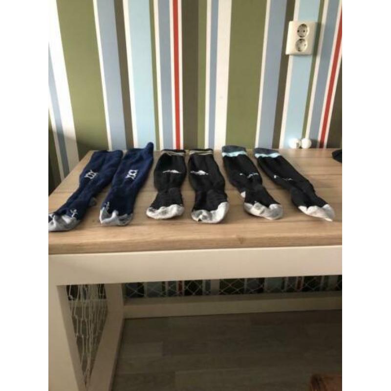Zaalvoetbalschoenen maat 36, scheenbeschermers en sokken