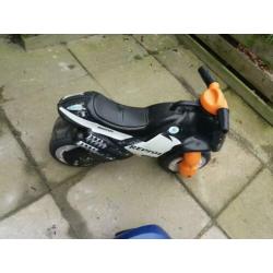 Buitenspeelgoed. Motor loopauto's
