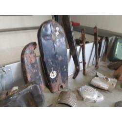 Oldtimer motor onderdelen.