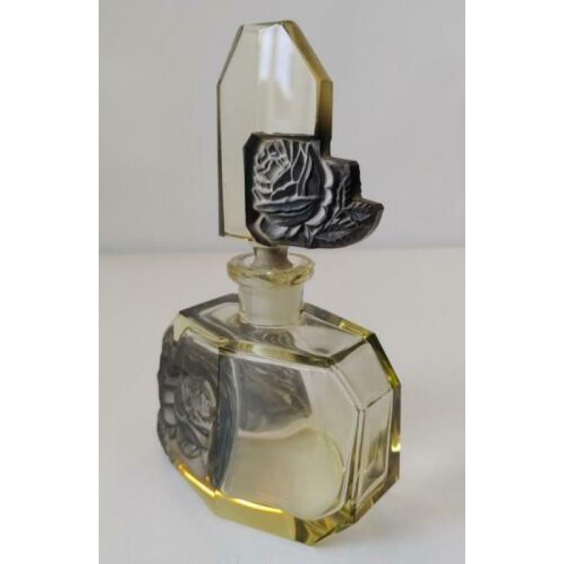 Art Deco parfumfles geslepen kristal, rozen in reliëf. Mooi!