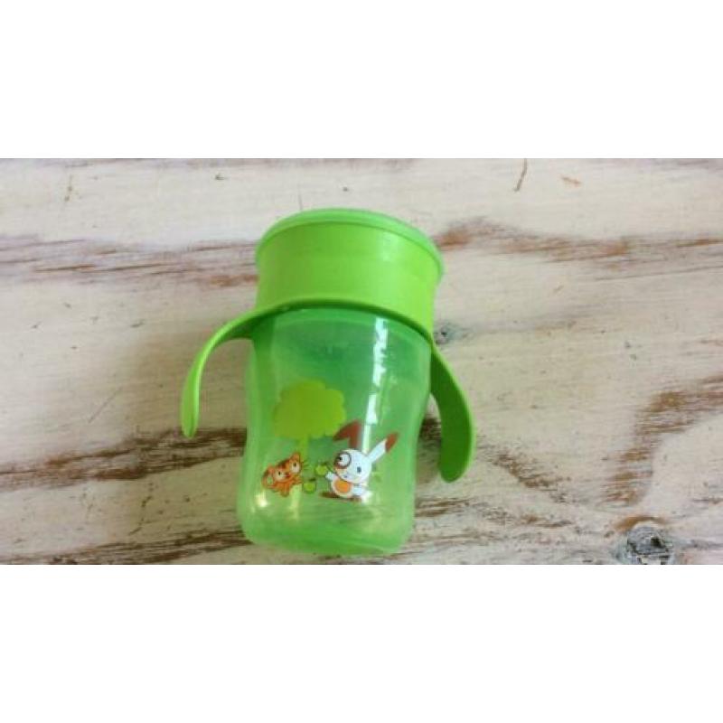 Pakket met baby flesjes, drinkbekers en fiep