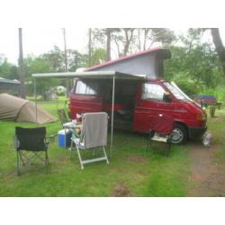 Rode Volkswagen camper (bouwjaar 1993)