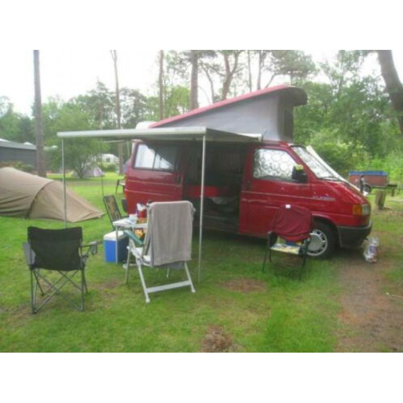 Rode Volkswagen camper (bouwjaar 1993)