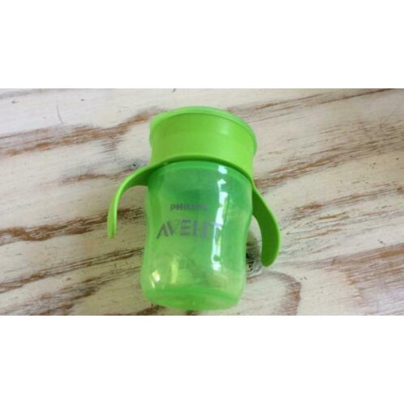 Pakket met baby flesjes, drinkbekers en fiep