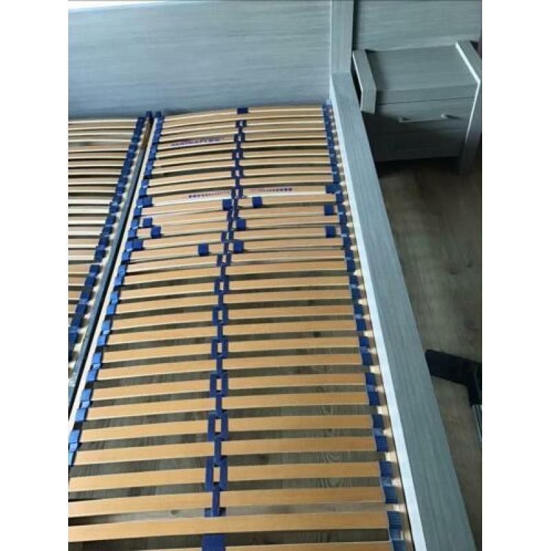 Groot twee persoonbed 180 x 220 cm