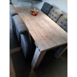 Eetkamertafel + 6 stoelen.