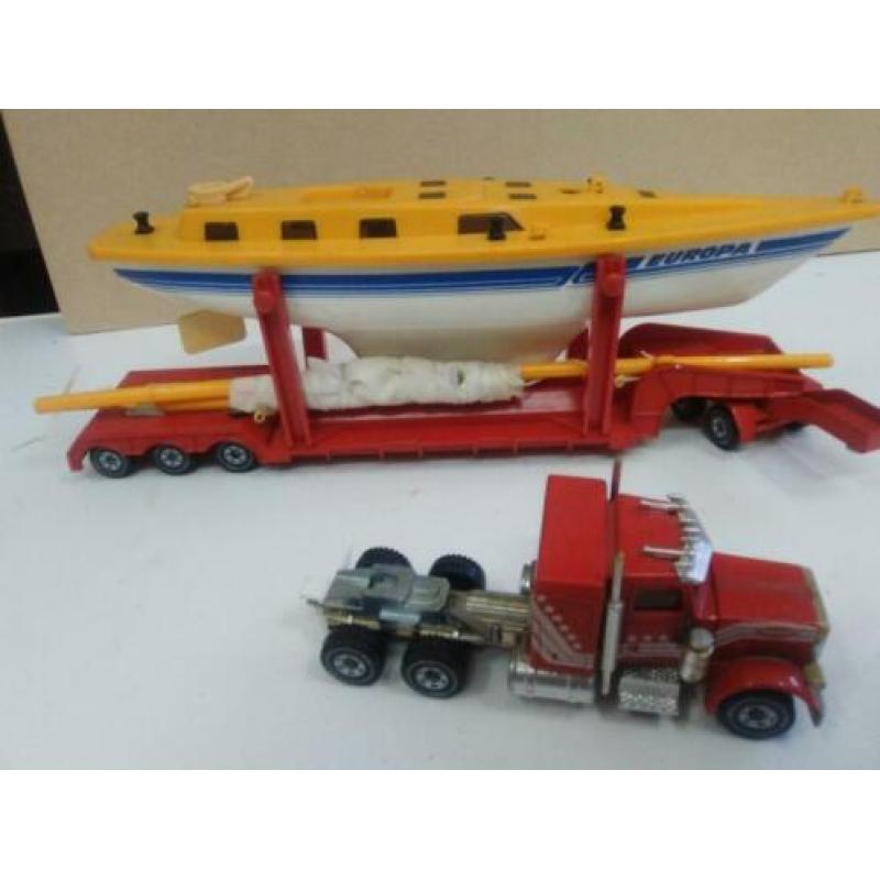 siku Peterbilt met zeilboot.