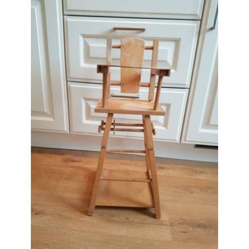 Houten vintage kinderstoel voor de pop