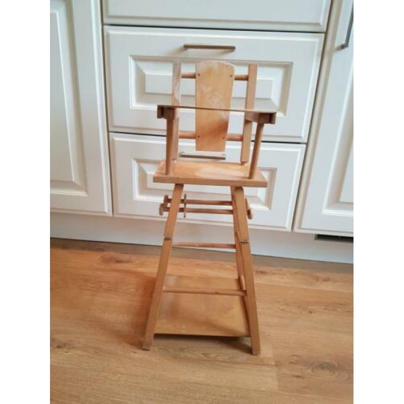 Houten vintage kinderstoel voor de pop