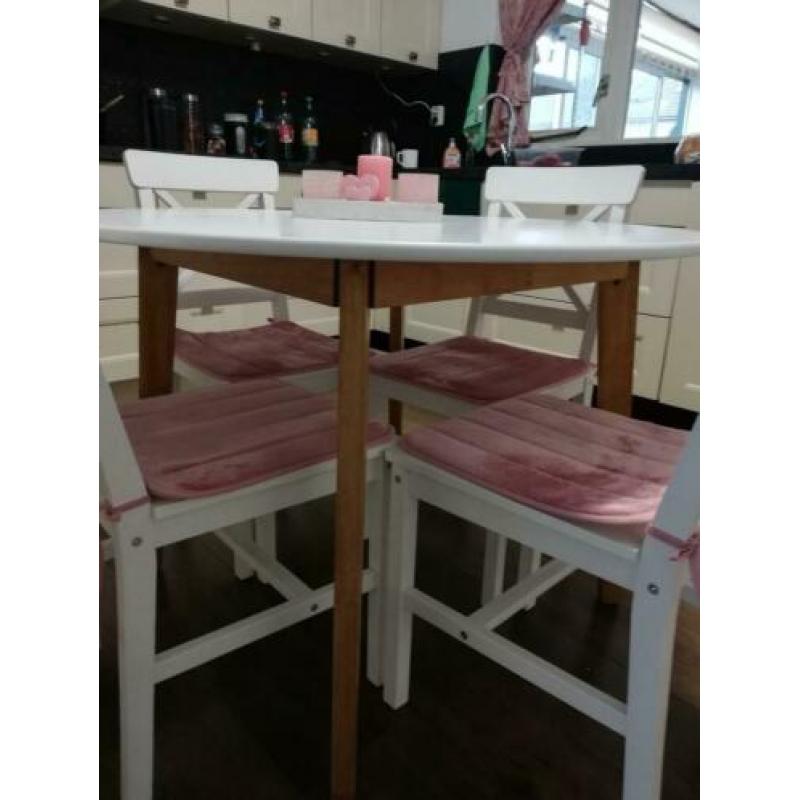 Mooie ronde eettafel.