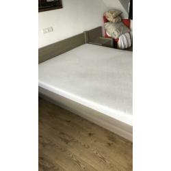 Groot twee persoonbed 180 x 220 cm