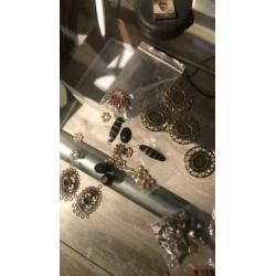 Hangers brons en gouden kapjes tussen kralen in box diverse