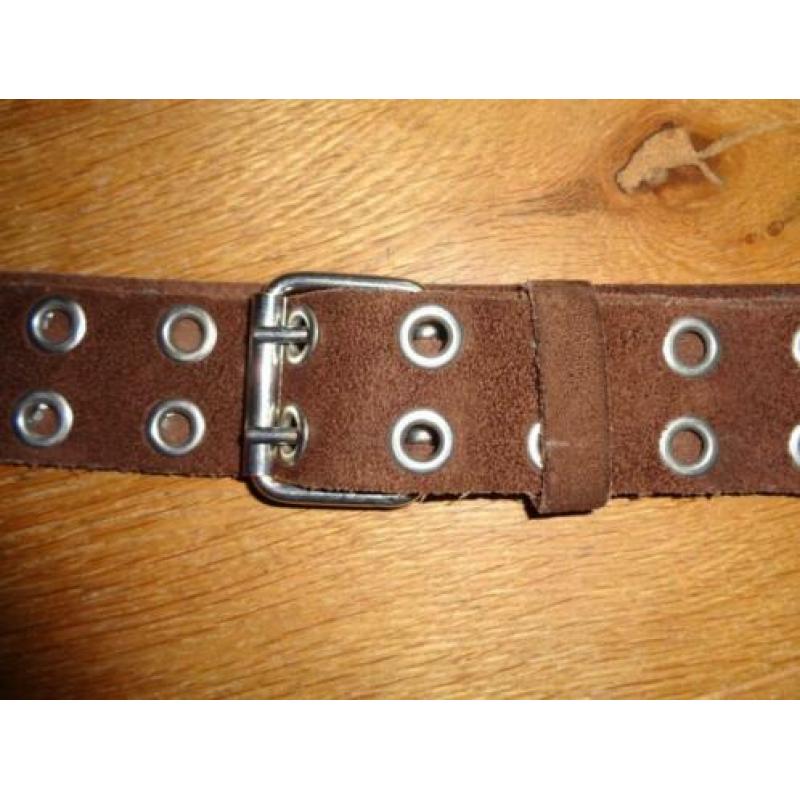 Bruine leren riem met veel gaatjes izgst!