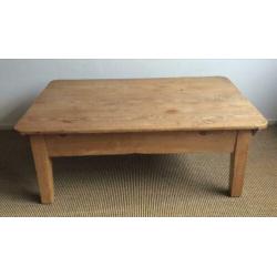 te koop: oud grenen salon tafel